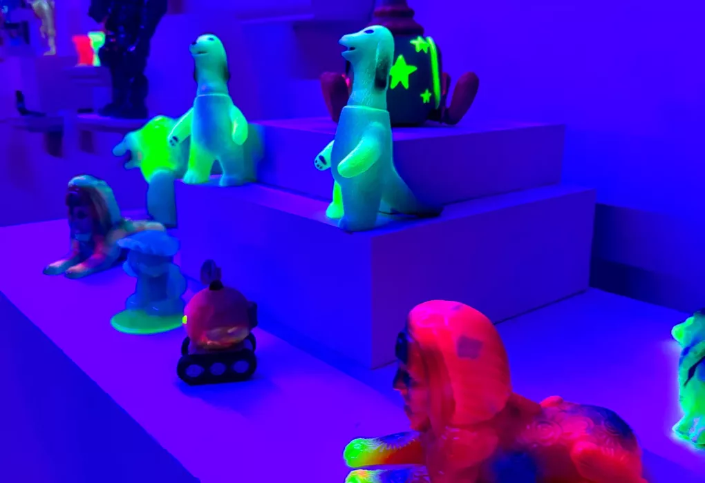 GLOWSHOWVI-CLUTTER-OPENING-49